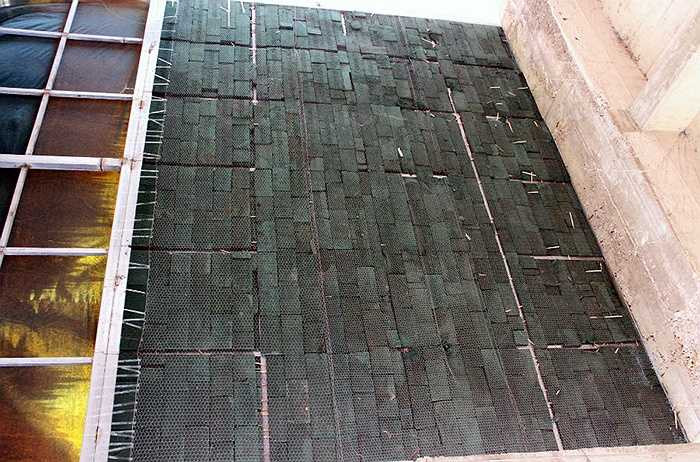 Mặt sau bức tranh là những tấm bông cứng có thể giữ nước, giúp cho các bông sen được gắn chặt và tươi trong thời gian dài.