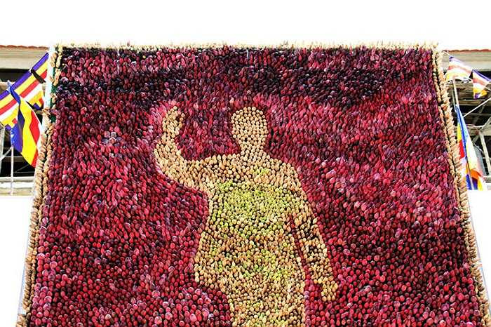 Do khu vực Nam Đàn hiện có nắng nóng rất gay gắt nên việc đảm bảo cho cả vạn búp sen tươi lâu là khá khó khăn. Theo thông tin từ đơn vị trưng bày, sau ngày 20/5, bức tranh này sẽ được sấy khô cất giữ để phục vụ triển lãm trong dịp sinh nhật Chủ tịch Hồ Chí Minh những năm tới.