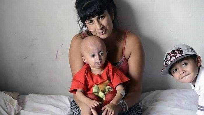 Bé Franco ngây thơ và vui vẻ trong vòng tay mẹ.