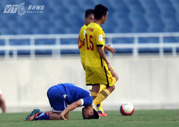 Công Phượng chấn thương