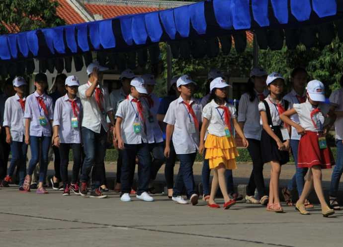 Hàng nghìn người đội nắng xếp hàng vào Lăng viếng Bác