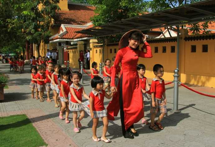 Hàng nghìn người đội nắng xếp hàng vào Lăng viếng Bác