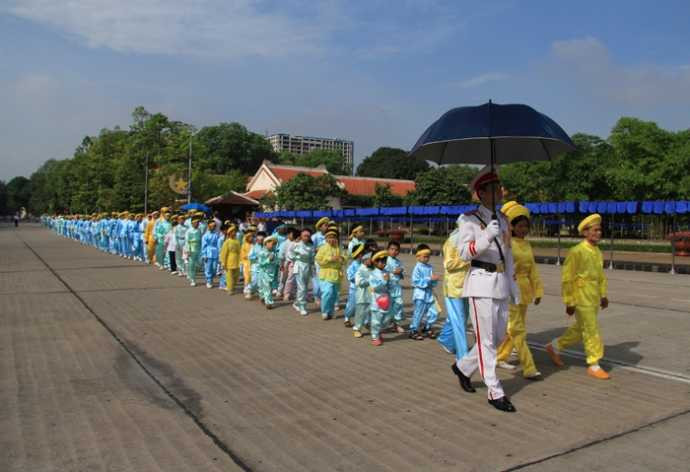 Hàng nghìn người đội nắng xếp hàng vào Lăng viếng Bác