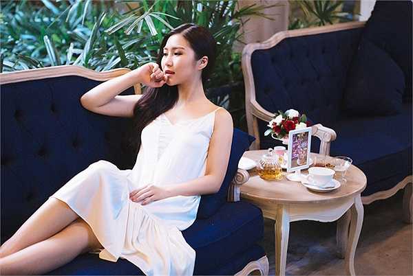 Theo thời gian gương mặt của Hương Tràm cũng dần đổi thay và trưởng thành hơn. Không từ chối việc phẫu thuật thẩm mỹ nhưng nữ ca sỹ cho biết cô chỉ tiểu phẫu mũi còn lại mọi thứ đều là thật.