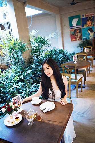 Ở tuổi 20 Hương Tràm đã có trong tay khá nhiều thứ, cô cũng vui mừng vì sắp mua được nhà nhờ việc chạy show chăm chỉ và đều đặn
