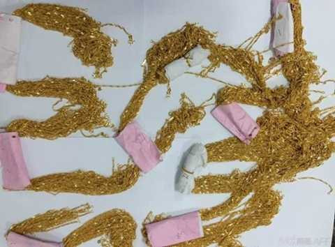 Hãng taxi tìm khách bỏ quên súng AK-47 bằng vàng