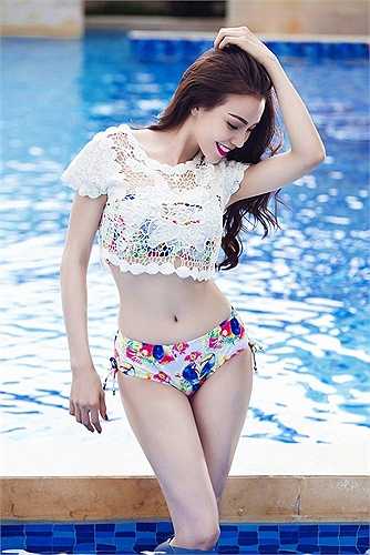 Những đường cong trời cho của người đẹp nổi bật cùng bikini sắc màu.