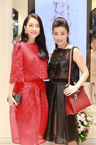 Vừa qua, trong một sự kiện tại Hà Nội quy tụ những gương mặt thời trang, NTK Võ Thùy Dương đã có dịp hội ngộ dàn mỹ nhân Việt như Linh Nga.