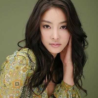 Jang Ja Yeon chỉ đóng một vai phụ trong bộ phim Vườn sao băng. Cô tự tử vào năm 2009 vì bị lạm dụng tình dục trong thời gian dài. Trong bức thư tuyệt mệnh, nữ diễn viên xấu số cho hay, cô đã bị công ty quản lý ép mua vui cho 31 người, tổng cộng 100 lần. Sự ra đi của nữ diễn viên sinh năm 1980 khiến nhiều người bàng hoàng. Nhiều khoảng tối trong làng giải trí Hàn Quốc bị phanh phui trước dư luận. (Nguồn: Zing)