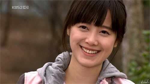 Khi vào vai cô nữ sinh Geum Jan Di, Goo Hye Sun bước đã bước sang tuổi 25. Tuy nhiên, với gương mặt nhỏ nhắn, làn da trắng và nụ cười đáng yêu, nữ diễn viên vẫn chinh phục được rất nhiều khán giả. 