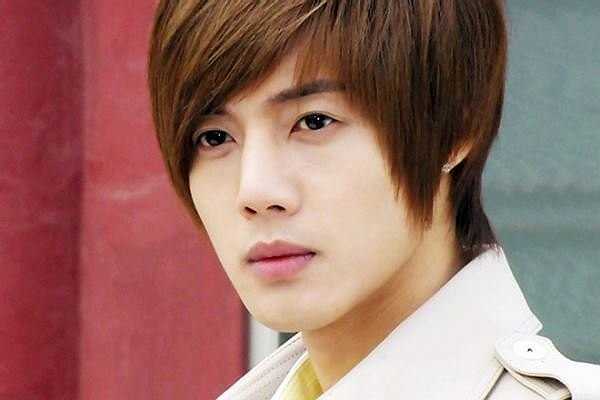 Kim Hyun Joong vào vai nhân vật có vẻ ngoài lạnh lùng nhưng bên trong lại khao khát được yêu thương trong phim Vườn sao băng. Khi đang là ngôi sao được chú ý, nam diễn viên sinh năm 1986 bất ngờ bị bạn gái cũ tố cáo tội hành hung.Vụ việc càng trở nên ầm ý khi người phụ nữ này khẳng định với truyền thông đang mang thai đứa con của Kim Hyun Joong.
