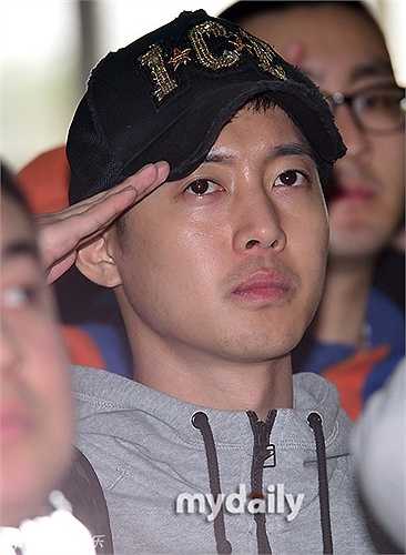 Giữa lúc bị scandal bao vây, Kim Hyun Joong chọn cách nhập ngũ. Hành động của anh bị nhiều người chỉ trích là trốn tránh trách nhiệm.