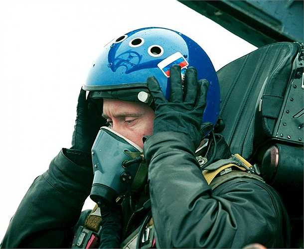 Thực tế thì Tổng thống Nga không hề ngại ngùng việc lái máy bay. Ông từng lái biểu diễn chiếc máy bay chiến đầu Sukhoi-27 của quân đội nước này