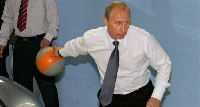 Ông Putin trong trận đấu bowling với phó Thủ tướng Sergei Ivanov năm 2007