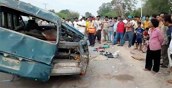 Xe công nhân Campuchia tông xe buýt Việt Nam, 25 người chết