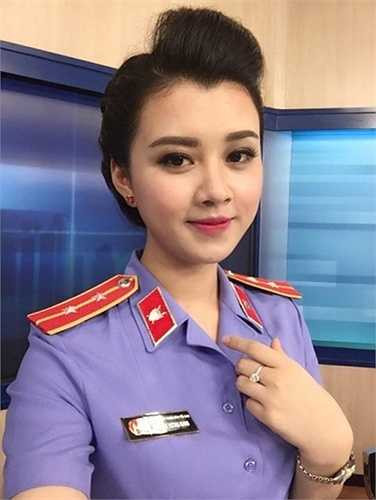 Hương Giang sở hữu gương mặt tròn, ánh mắt hiền, nụ cười rạng rỡ, sẵn sàng đốn tim bất cứ chàng trai nào.