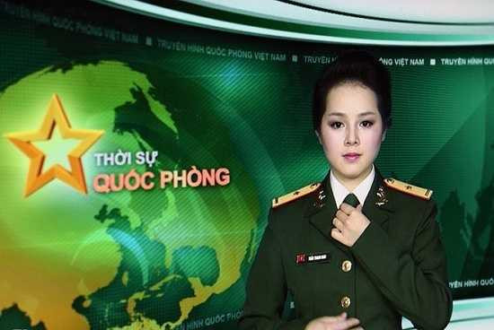 Hoài chia sẻ, mới ngày nào là sinh viên ra trường, bỡ ngỡ trước ánh đèn trường quay, nay cô đã khá chững chạc và tự tin trong công việc của mình.