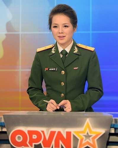 Cô tâm sự, thời gian đầu, công việc khá căng thẳng và hồi hộp, nhất là khi lên sóng. 'Nhưng được sự quan tâm của lãnh đạo, các anh chị đồng nghiệp đi trước, dìu dắt, chỉ bảo, tôi học hỏi và phấn đấu hoàn thành tốt công việc được giao' - nữ MC 27 tuổi nói.