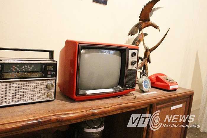 Chiếc tivi đen trắng Sanyo vỏ đỏ. Trước năm 1986, chỉ có những gia đình khá giả mới có thể mua được.