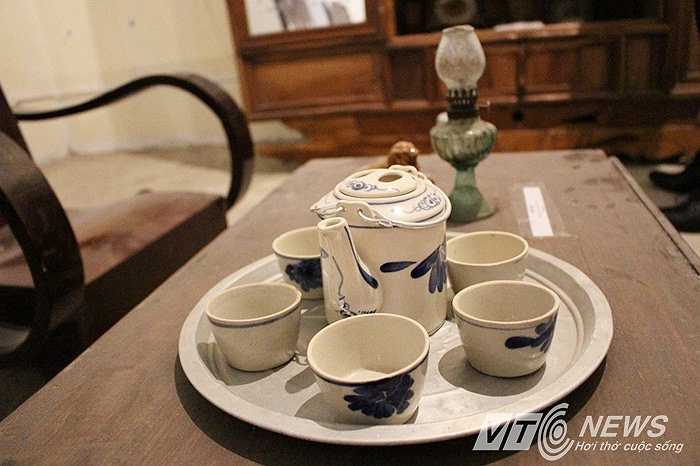 Những vật dụng trên bộ bàn ghế, là những đặc trưng của một thời kỳ đã qua của dân tộc ta.