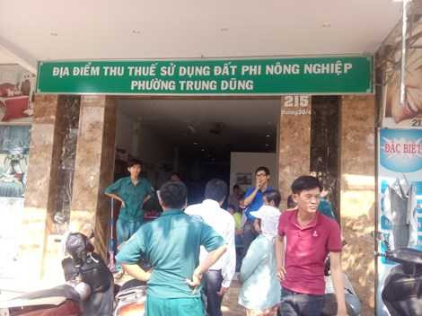 Côn đồ xông vào trụ sở UBND phường chém người xối xả