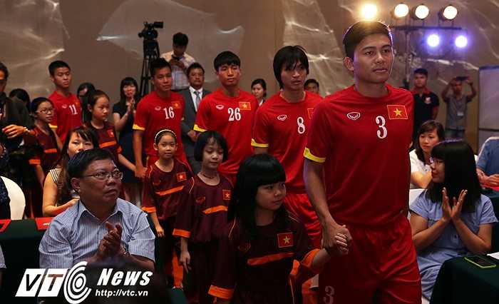 Công Phượng, Mạnh Hùng được HLV Miura giữ sức cho U23 Việt Nam tham dự SEA Games. Họ không được triệu tập vào tuyển Việt Nam dự trận đấu với Thái Lan tại vòng loại World Cup. (Ảnh: Phạm Thành)