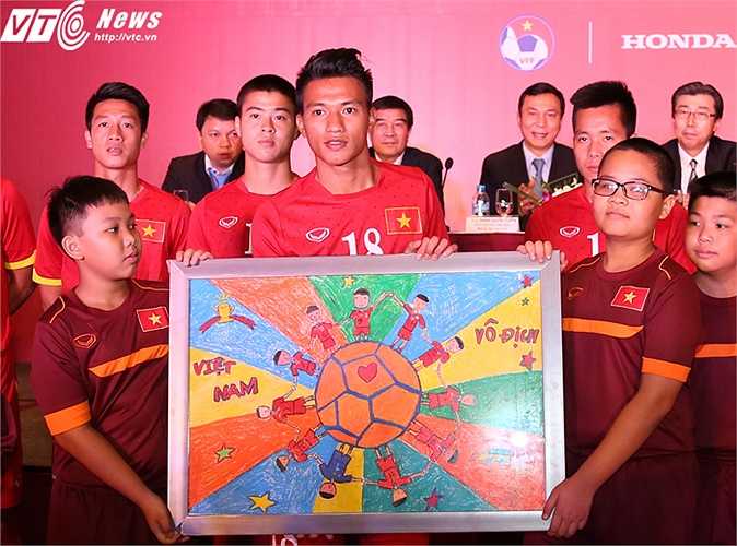 Bức tranh thể hiện ước mơ Việt Nam vô địch SEA Games . (Ảnh: Phạm Thành)