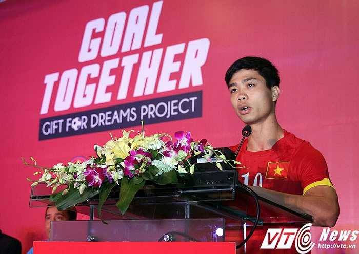 Công Phượng thay mặt đồng đội hứa sẽ thi đấu hết sức cho mục tiêu lớn tại SEA Games. (Ảnh: Phạm Thành)
