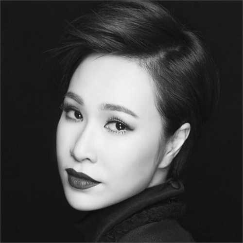 Uyên Linh ấn tượng trong bộ ảnh đen trắng.