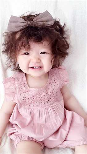 Elly Trần chia sẻ những hình ảnh 'siêu' dễ thương của cô con gái Mộc Trà.
