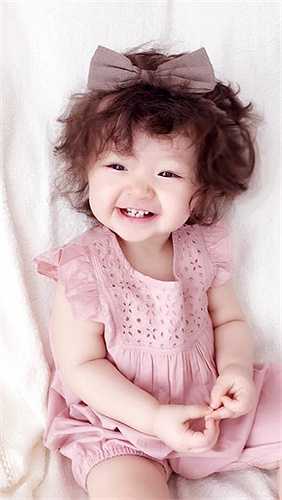 Elly Trần cũng rất chịu khó mua sắm những trang phục dễ thương cho con gái.