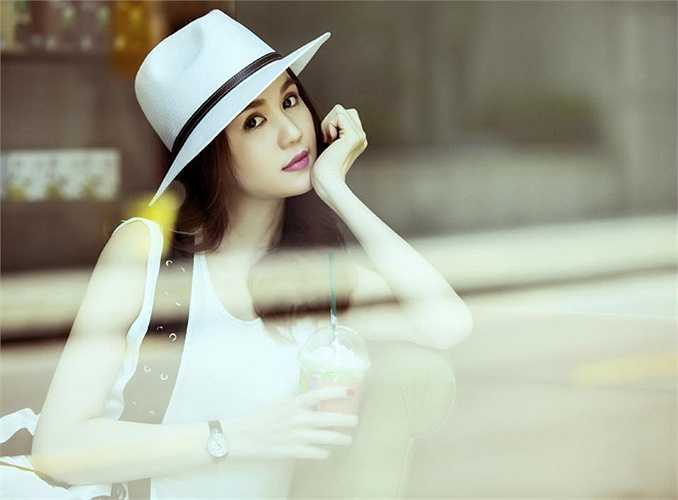 Ngọc Trinh ngọt ngào trong một shoot ảnh.