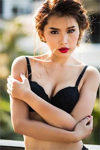 'Siêu vòng 3' Lan Hương khoe làn da trắng ngần với nội y đen huyền. 