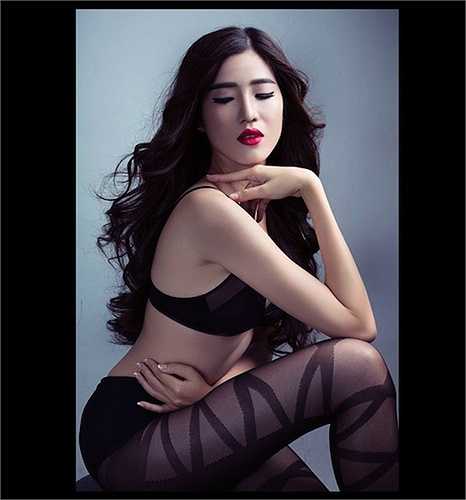 My Nguyễn - Người mặc áo dài đẹp nhất của cuộc thi Hoa hậu Đại dương 2014 với nội y đen và tất mỏng. (Nguồn: 24h)