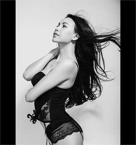 Nội y ren đen là 'vũ khí' không thể thiếu, mang lại sự sexy, gợi cảm cho chị em. Trang phục của Trà Ngọc Hằng trong ảnh là một ví dụ. 