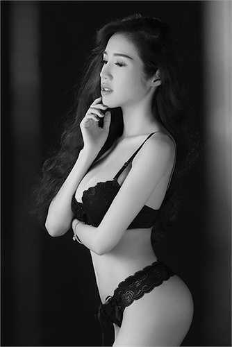 Sau khi sinh bé Cadie, Elly Trần cũng khoe đường cong đẹp và đặc biệt là vòng 2 thon gọn, nuột nà trong ảnh nội y. 