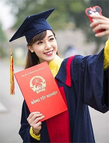 Hà Min rạng rỡ trong trang phục cử nhân.