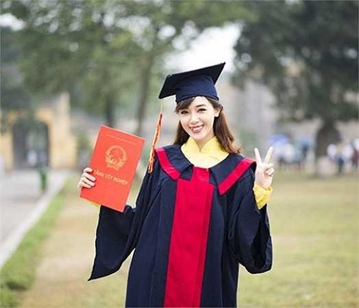 Cô không quên ghi lại khoảnh khắc đẹp của thời sinh viên.