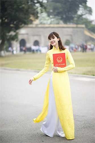 Với gương mặt biểu cảm, cô thường xuyên được mời làm mẫu ảnh. Hot girl Hà thành cũng tham gia khá nhiều bộ phim, chương trình truyền hình.