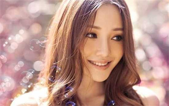 Tuy theo học thanh nhạc nhưng Nghiên Nghiên lại có khả năng chơi đàn dương cầm, thổi sáo, am hiểu thư pháp...