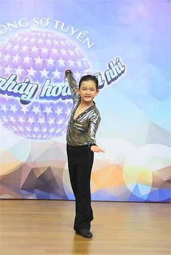 Ngoài tiết mục dự thi, các thí sinh nhí còn bị Ban giám khảo 'làm khó' khi yêu cầu các bé thử sức với các thể loại nhảy, múa khác nhau và sau đó, ban giám khảo đã phải 'tâm phục khẩu phục' với những bé tài không đợi tuổi.