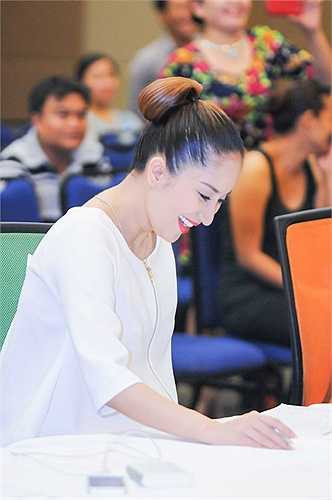  Khánh Thi cho biết: 'Chất lượng thí sinh ở khu vực miền Nam rất tốt, các bé có nhiều yếu tố mới lạ khi thử sức trong mùa thi năm nay. Một điều đặc biệt là các bé tham gia ở độ tuổi còn nhỏ, từ 6-9 tuổi, nhưng các bé đã có sự đầu tư và thể hiện tốt cho màn trình diễn của mình.' 