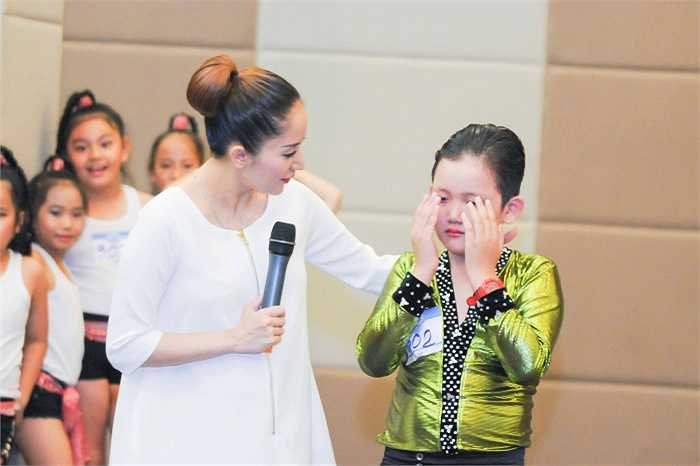 'Các thí sinh cũng bộc lộ sự cố gắng và yêu thích rất đáng yêu, các bậc phụ huynh lại rất nhiệt tình. Với sự khởi đầu như thế, Thi tin tưởng năm nay sẽ có nhiều nhân vật thu hút.'