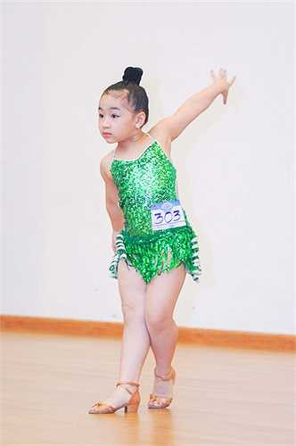 Khánh Thi và Phan Hiển rất hết mình với các thí sinh nhí.