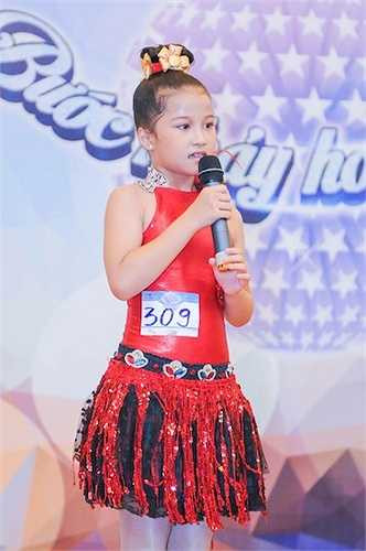  Trong những ngày tuyển sinh, các phụ huynh đưa con em mình đến từ sớm để chuẩn bị phần thi. 