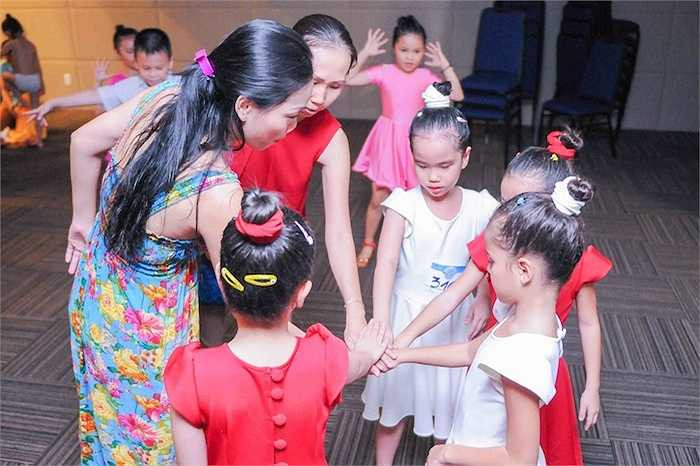  Đến với Bước Nhảy Hoàn Vũ Nhí 2015, các cô bé, cậu bé tuổi đời còn rất nhỏ nhưng khi đứng trên sân khấu lại vô cùng tự tin để thể hiện các bước nhảy với kỹ thuật chỉn chu. 