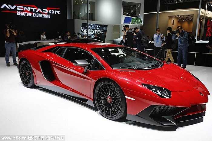 2. Lamborghini Aventador SV: 8.011.500 tệ (hơn 28 tỷ đồng)