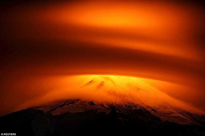 Núi lửa Villarrica (Chi Lê) đã bắt đầu đợt phun trào mới cách đây ít tuần khiến nhiều nhà cửa phải sơ tán. Mới đây trên đỉnh núi xuất hiện quầng sáng màu vàng đỏ ấn tượng