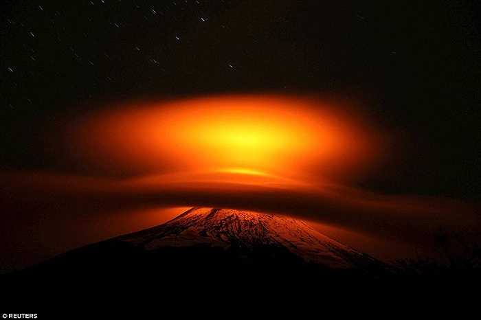 Villarrica, nằm gần khu du lịch nổi tiếng Pucon và là núi lửa hoạt động mạnh ở Nam Mỹ