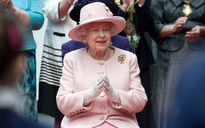 Nữ hoàng Anh được miễn tội xử tử nếu làm những điều trái pháp luật. Khi vi phạm quá nhiều, người đứng đầu Hoàng gia sẽ bị buộc phải thoái vị.